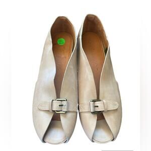 Gentle Souls Bless Word women’s 9 taupe color slip on flat leather shoes